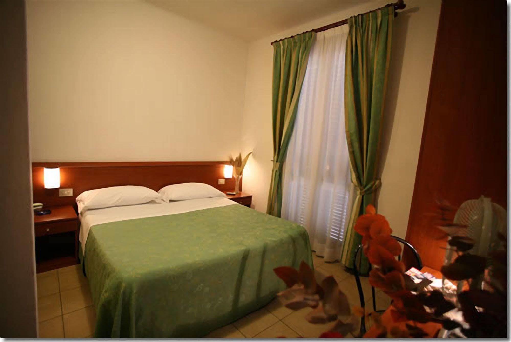 Hotel Paradiso Milán Exterior foto